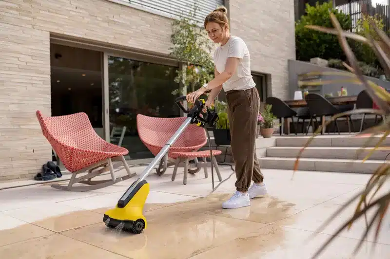 terrassenplatten-mit-terrassenreiniger-reinigen